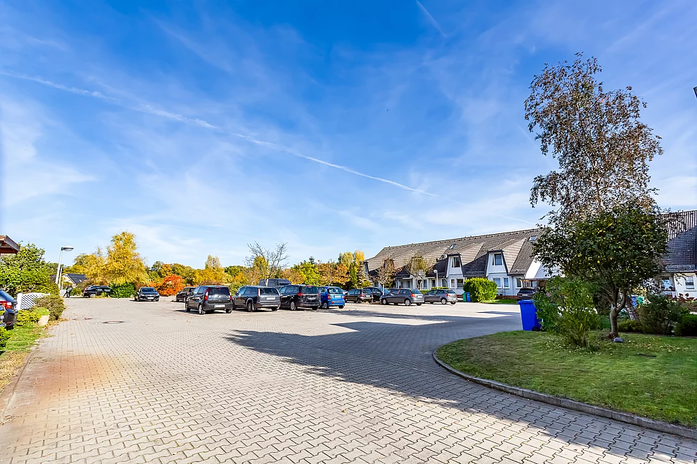großer Parkplatz Siedlung