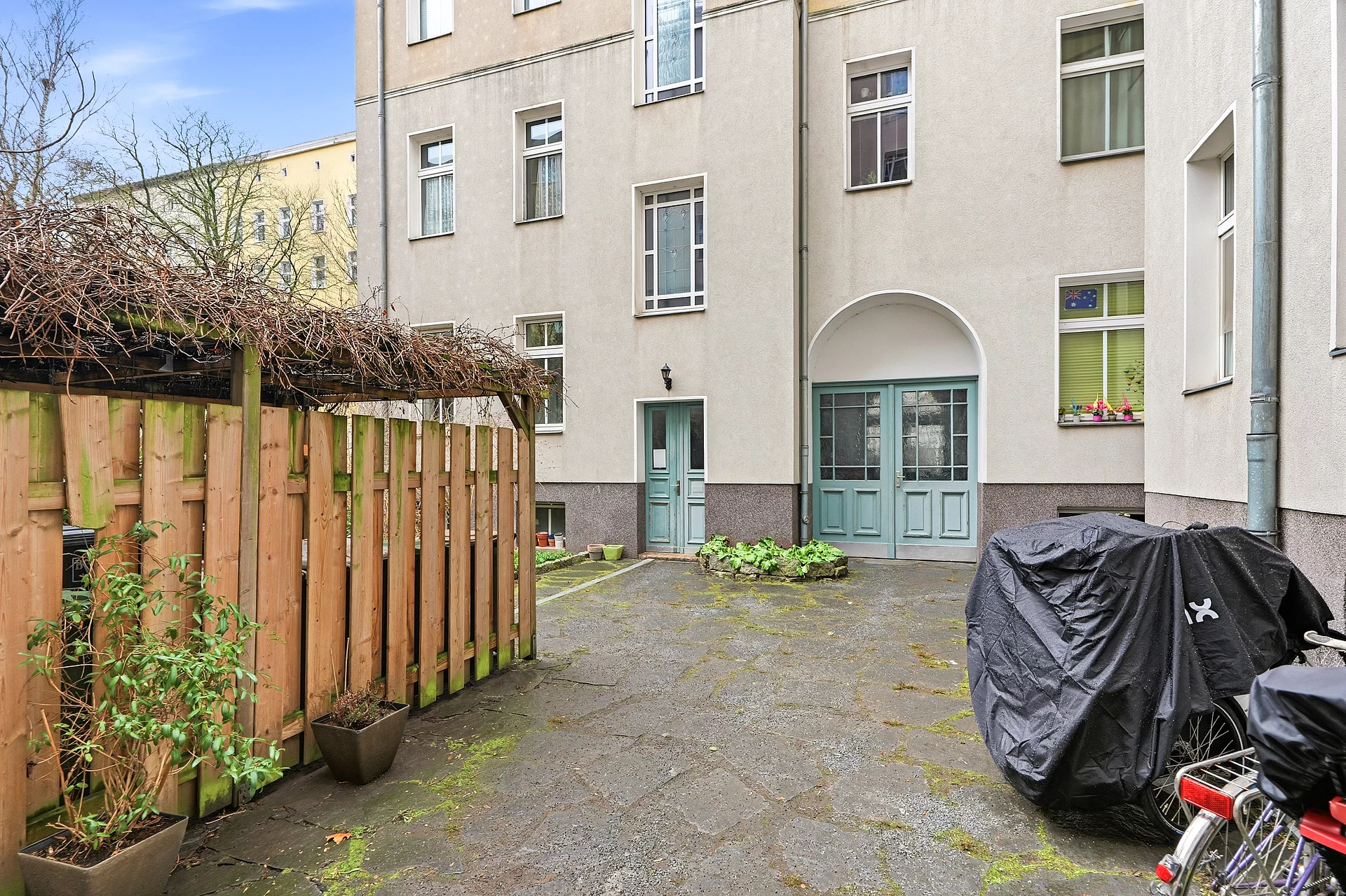 Zugang Hinterhof (linker SF)