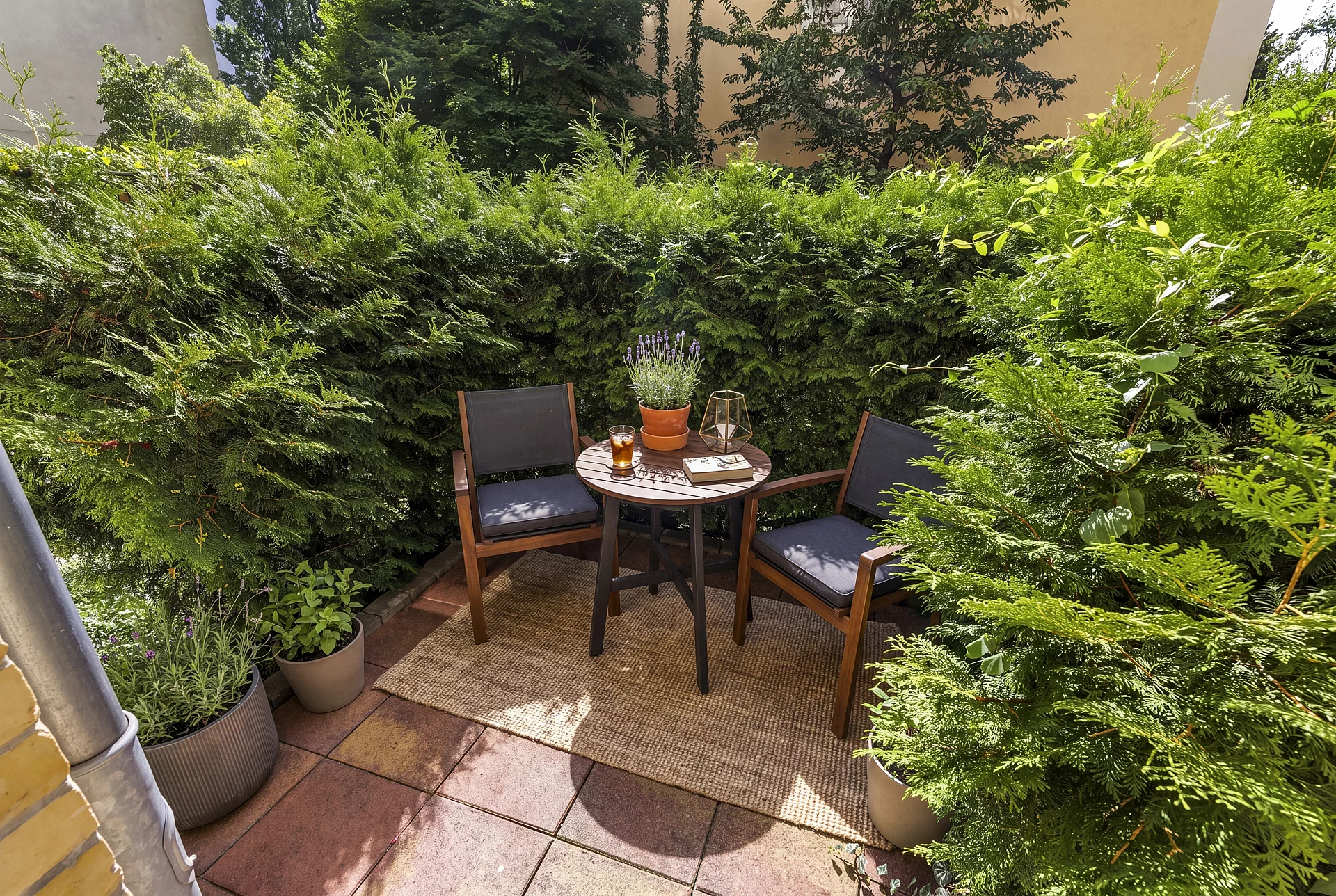 Terrasse zum Innenhof gelegen