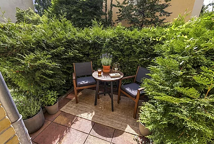 Terrasse zum Innenhof gelegen