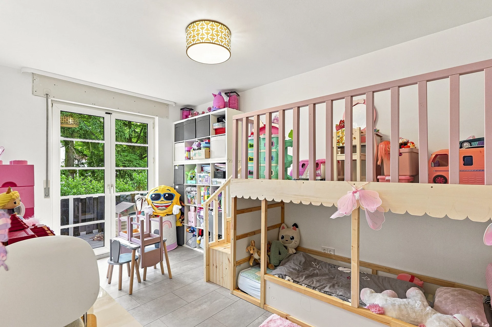 Kinderzimmer mit Balkonzugang