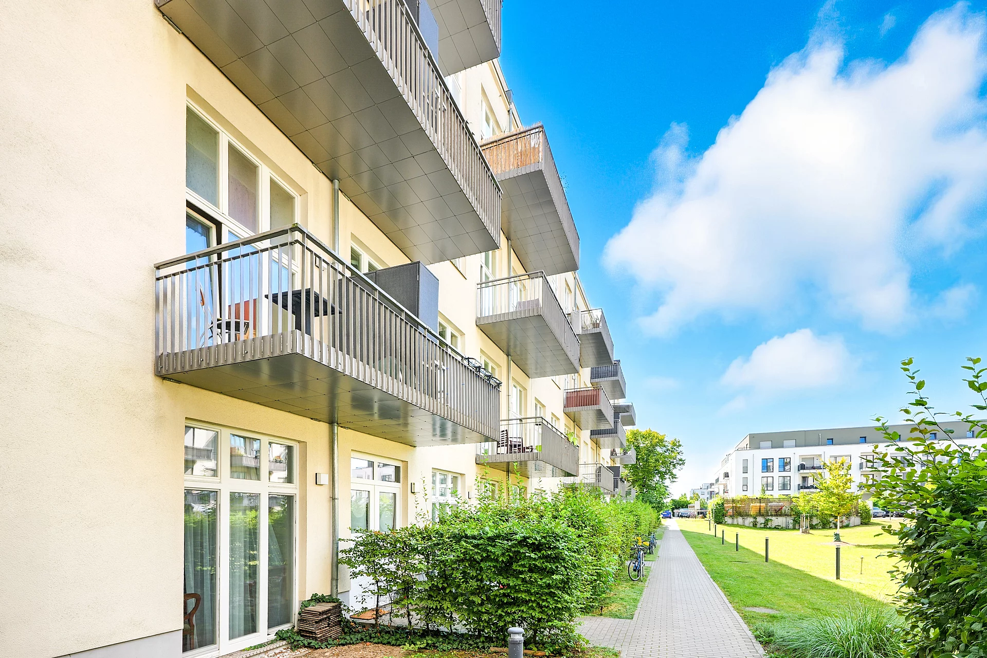 kleiner Balkon und Zugangsseite