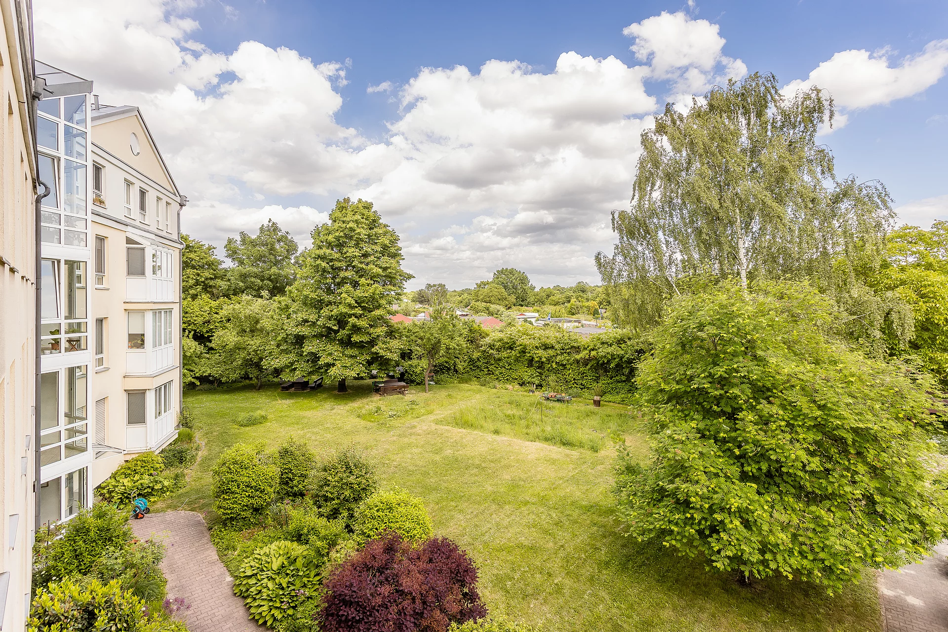 Blick aus dem Fenster in den Garten