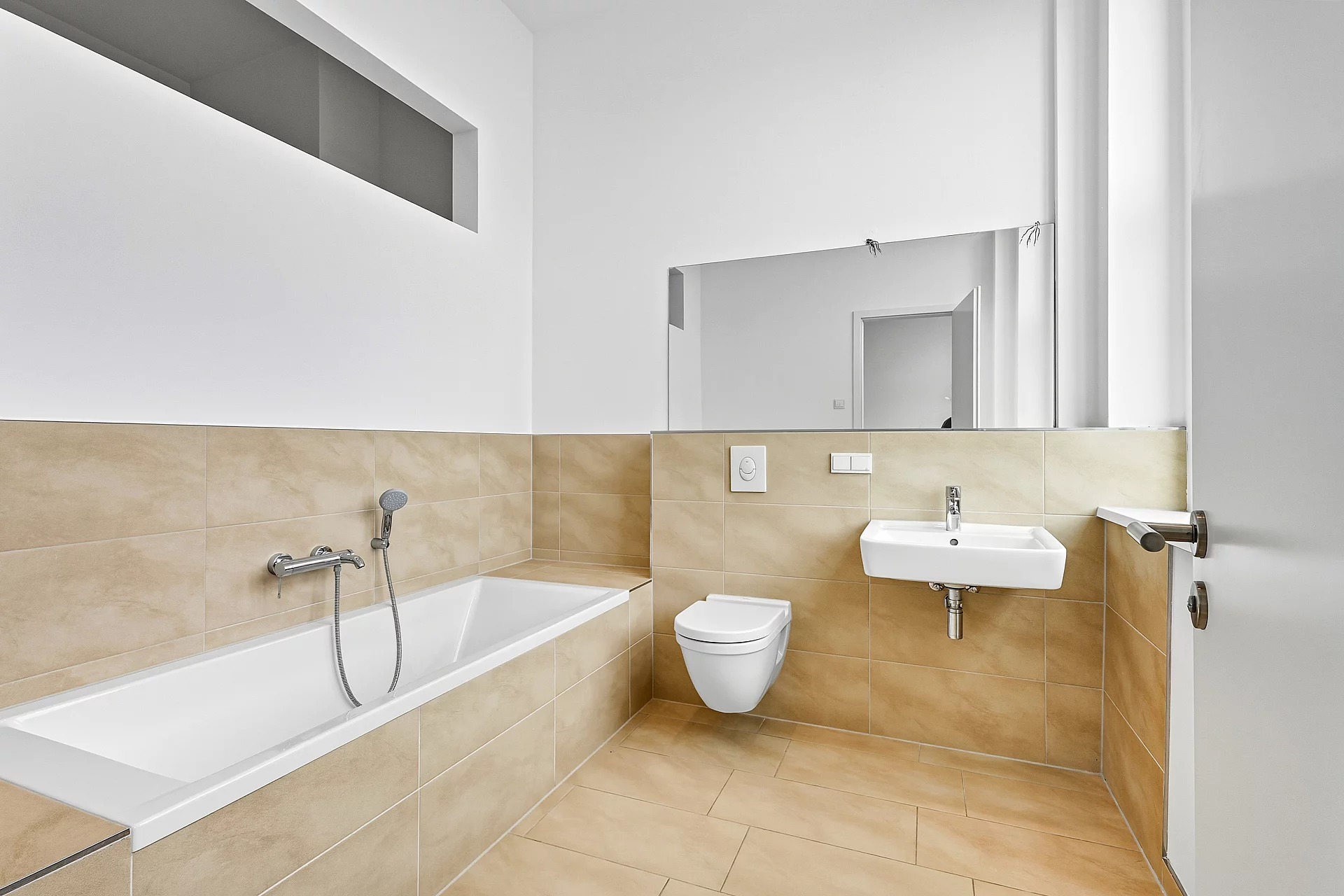 Ensuite Bad mit Wanne 2