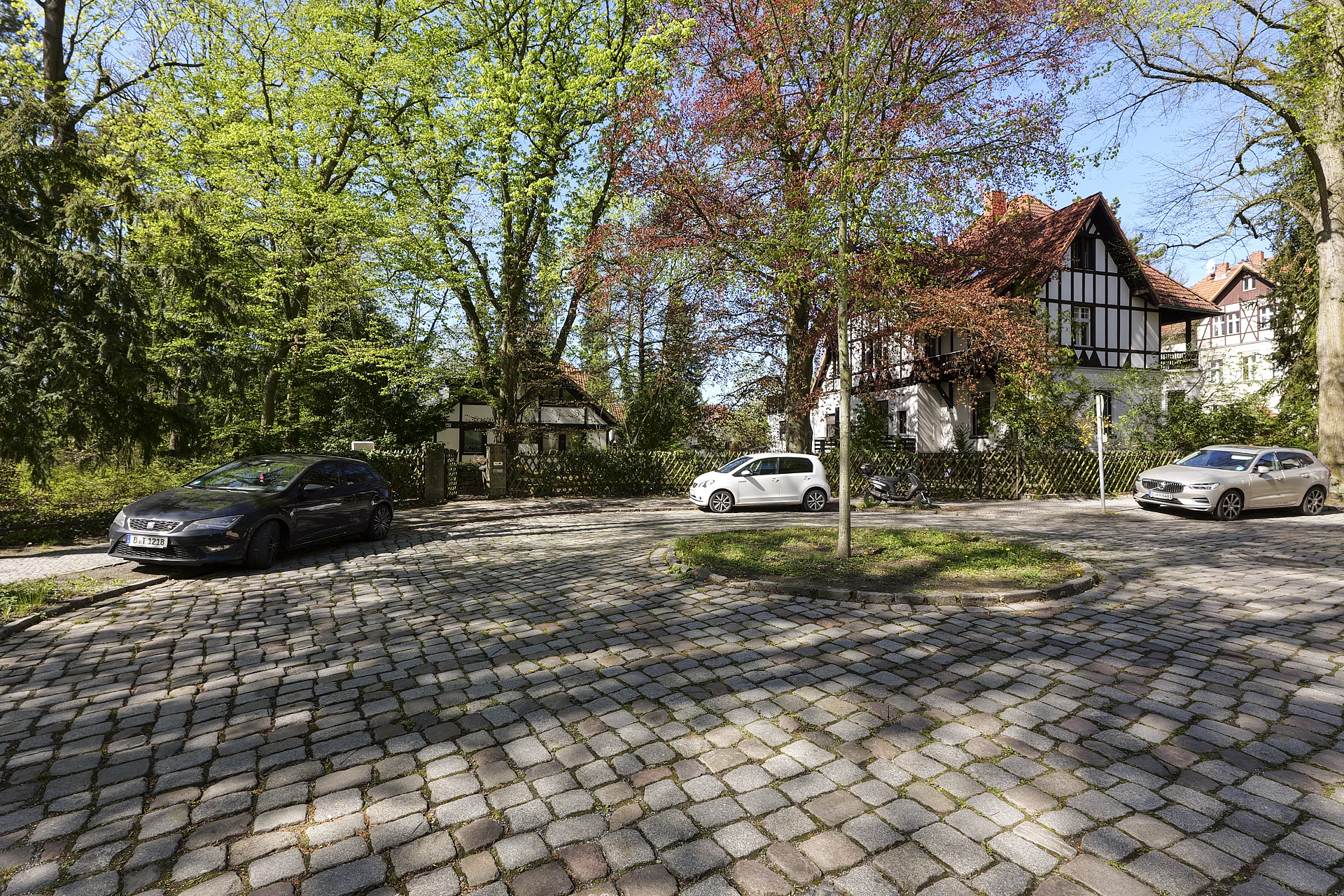 Wohnstrasse(direkt vor der Tür)